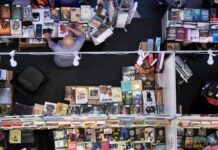 Криминальные истории, путеводители, романсы: что и как часто читают в Европе процент людей читающих книги