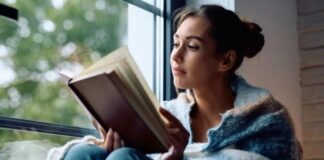 Выбрана лучшая книга XXI века: какая книга обошла тысячи мировых бестселлеров девушка читает книгу