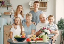 Мы живем дольше и обходимся дороже: почему лучше помочь, чем финансировать улучшение социальных условий