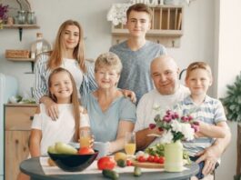 Мы живем дольше и обходимся дороже: почему лучше помочь, чем финансировать улучшение социальных условий