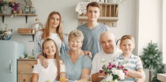 Мы живем дольше и обходимся дороже: почему лучше помочь, чем финансировать улучшение социальных условий