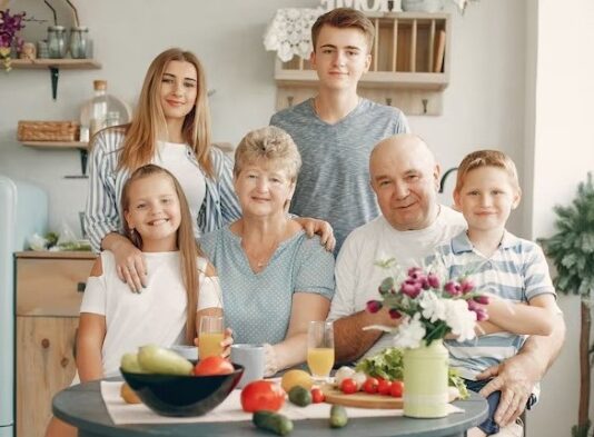 Мы живем дольше и обходимся дороже: почему лучше помочь, чем финансировать улучшение социальных условий